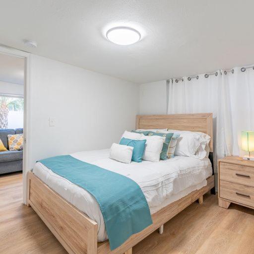Lovely 2 Bedrooms, Steps Away From The Beach. ブレイデントン・ビーチ エクステリア 写真