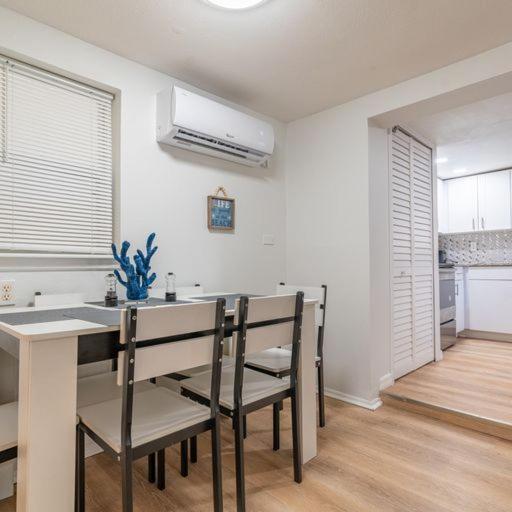 Lovely 2 Bedrooms, Steps Away From The Beach. ブレイデントン・ビーチ エクステリア 写真