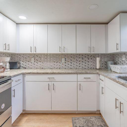 Lovely 2 Bedrooms, Steps Away From The Beach. ブレイデントン・ビーチ エクステリア 写真