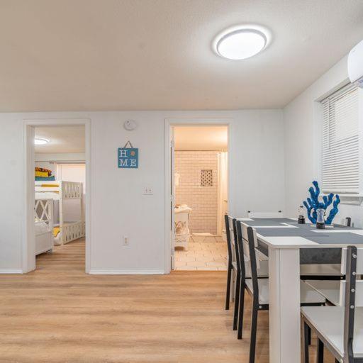 Lovely 2 Bedrooms, Steps Away From The Beach. ブレイデントン・ビーチ エクステリア 写真