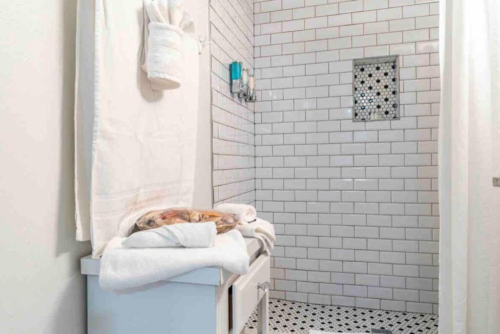 Lovely 2 Bedrooms, Steps Away From The Beach. ブレイデントン・ビーチ エクステリア 写真
