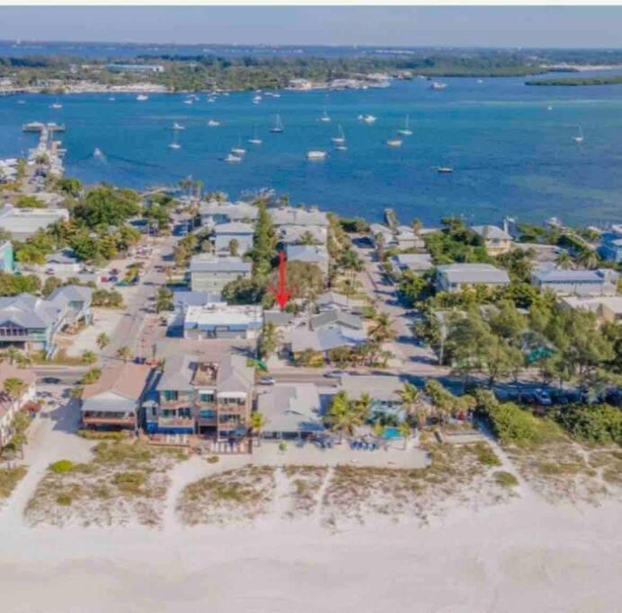 Lovely 2 Bedrooms, Steps Away From The Beach. ブレイデントン・ビーチ エクステリア 写真