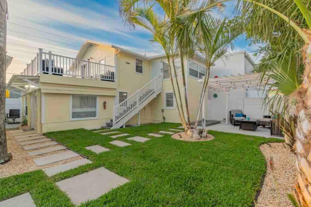 Lovely 2 Bedrooms, Steps Away From The Beach. ブレイデントン・ビーチ エクステリア 写真