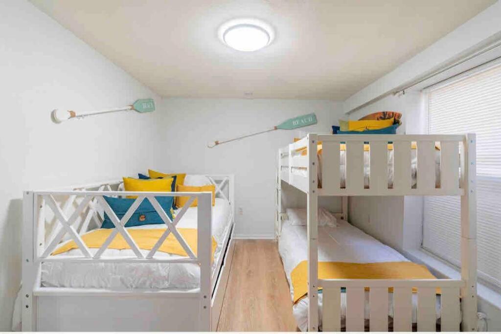 Lovely 2 Bedrooms, Steps Away From The Beach. ブレイデントン・ビーチ エクステリア 写真