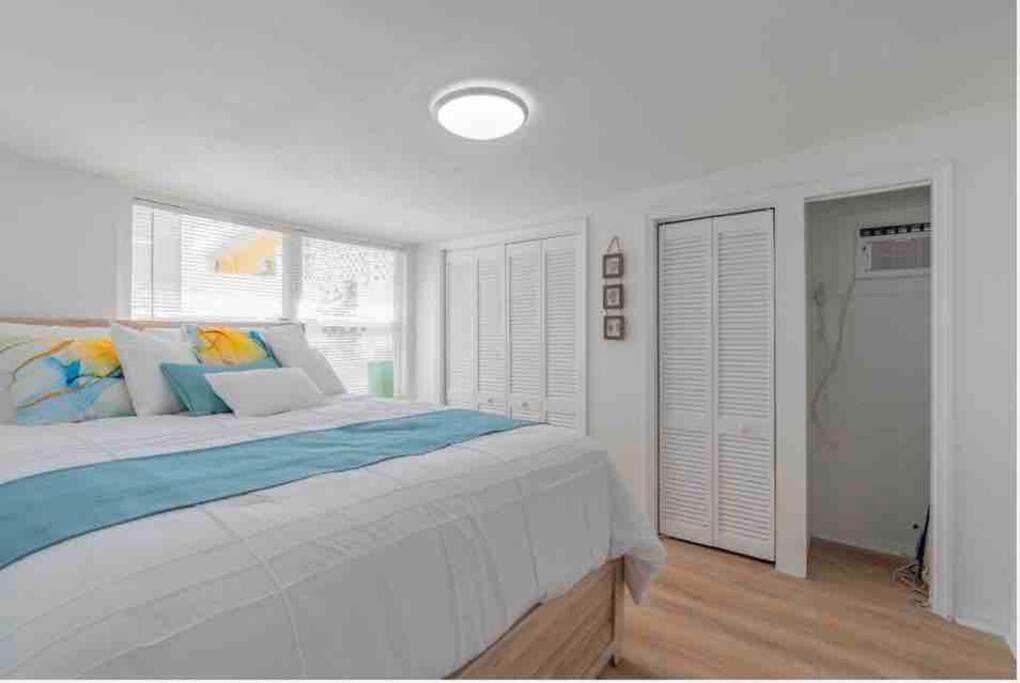 Lovely 2 Bedrooms, Steps Away From The Beach. ブレイデントン・ビーチ エクステリア 写真