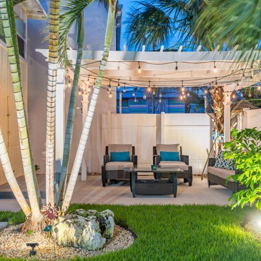 Lovely 2 Bedrooms, Steps Away From The Beach. ブレイデントン・ビーチ エクステリア 写真