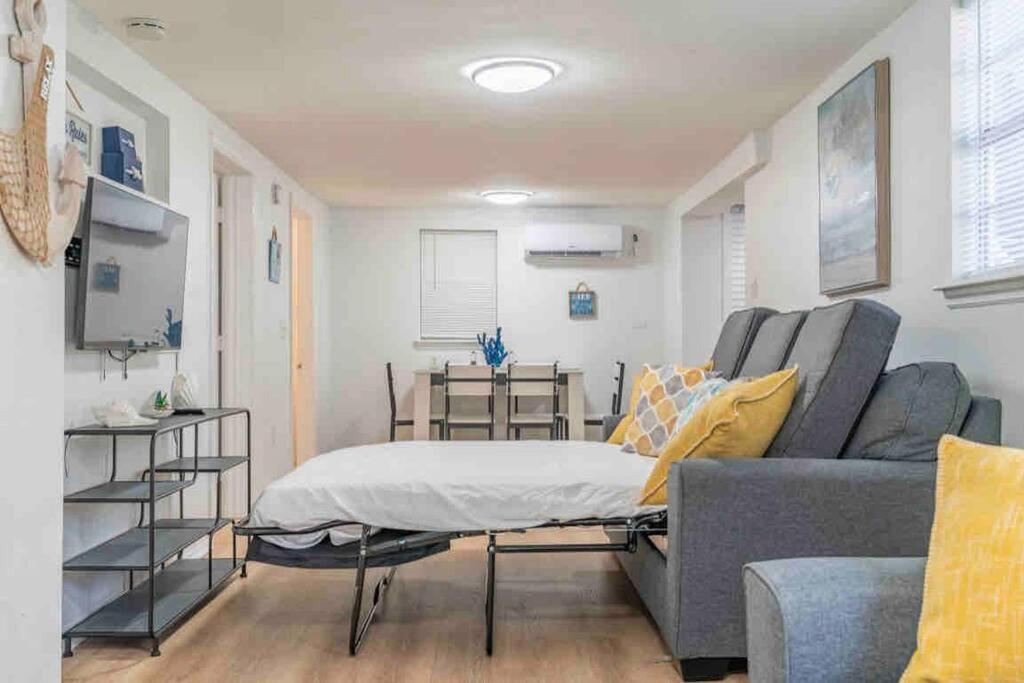 Lovely 2 Bedrooms, Steps Away From The Beach. ブレイデントン・ビーチ エクステリア 写真