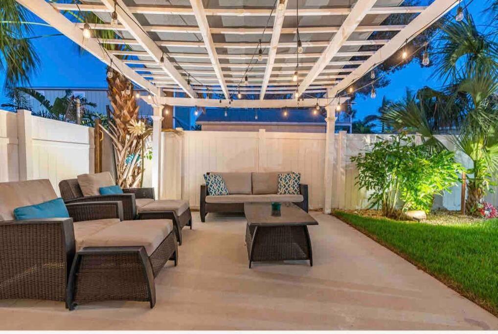 Lovely 2 Bedrooms, Steps Away From The Beach. ブレイデントン・ビーチ エクステリア 写真