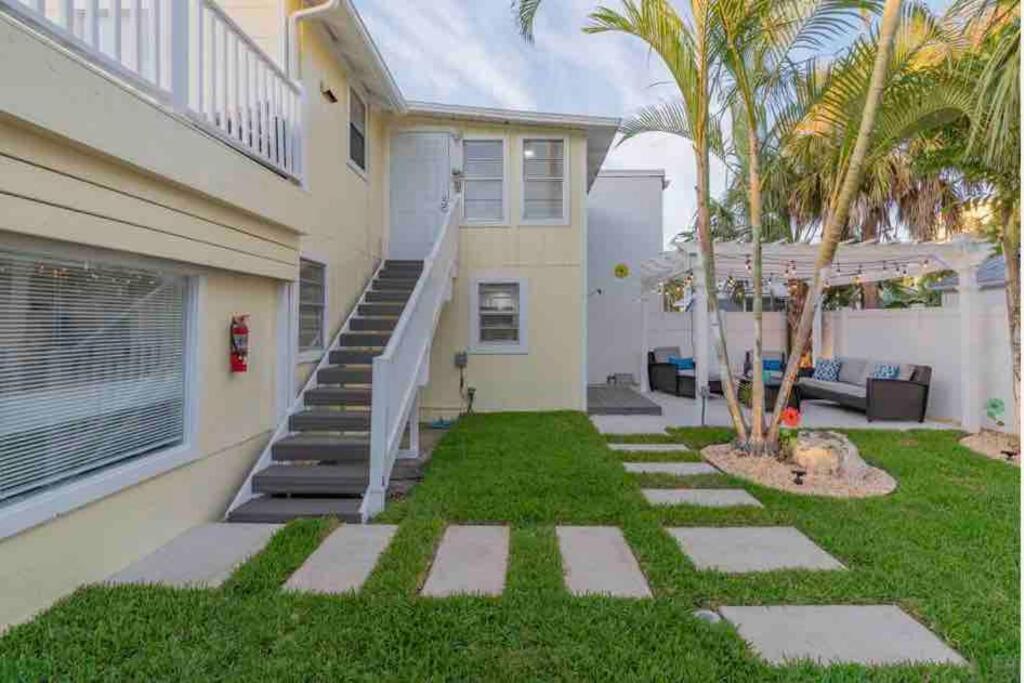 Lovely 2 Bedrooms, Steps Away From The Beach. ブレイデントン・ビーチ エクステリア 写真
