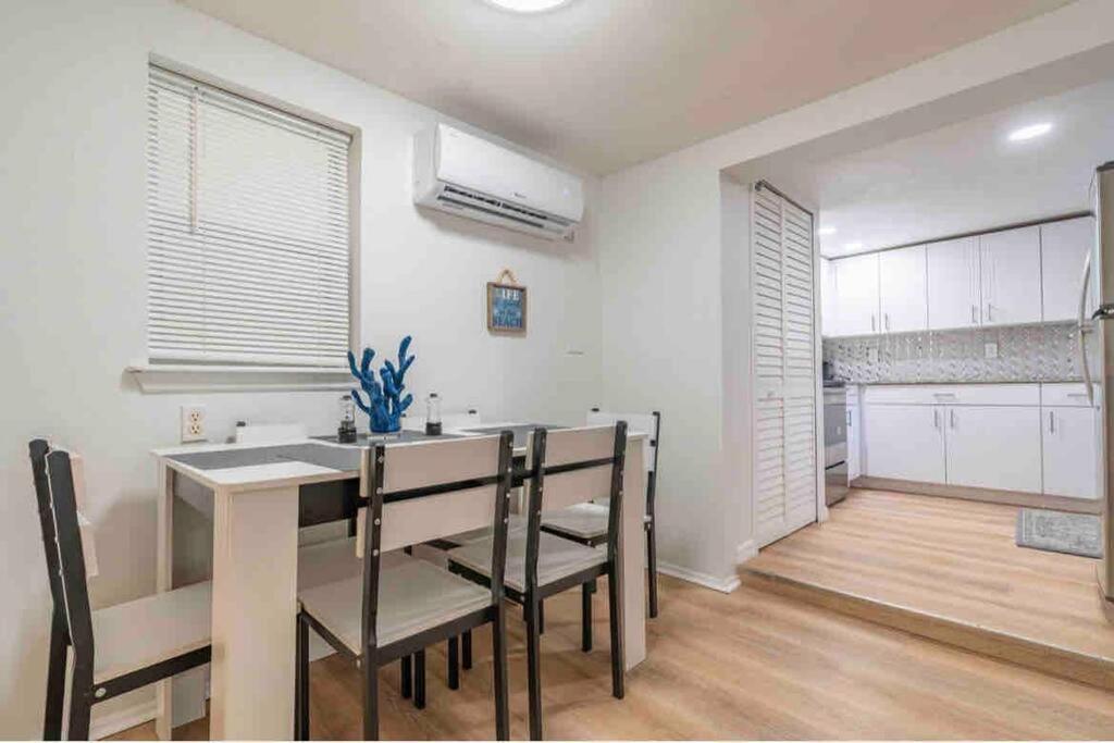 Lovely 2 Bedrooms, Steps Away From The Beach. ブレイデントン・ビーチ エクステリア 写真