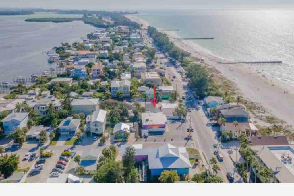 Lovely 2 Bedrooms, Steps Away From The Beach. ブレイデントン・ビーチ エクステリア 写真