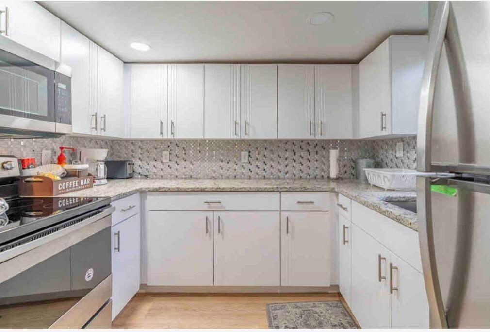 Lovely 2 Bedrooms, Steps Away From The Beach. ブレイデントン・ビーチ エクステリア 写真
