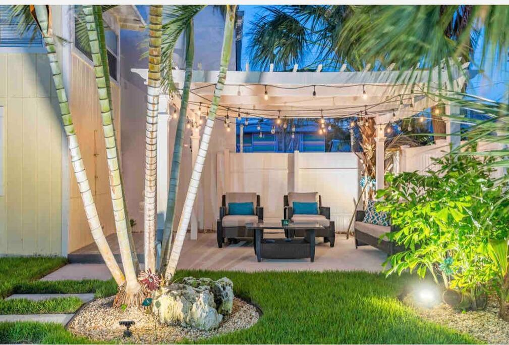 Lovely 2 Bedrooms, Steps Away From The Beach. ブレイデントン・ビーチ エクステリア 写真