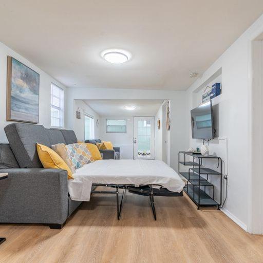 Lovely 2 Bedrooms, Steps Away From The Beach. ブレイデントン・ビーチ エクステリア 写真
