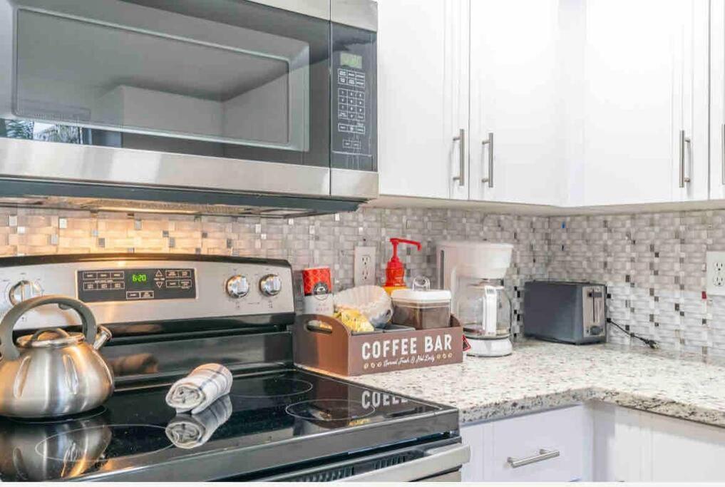 Lovely 2 Bedrooms, Steps Away From The Beach. ブレイデントン・ビーチ エクステリア 写真